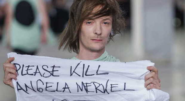 "Uccidete Angela Merkel", cartello choc alla sfilata di Rick Owens a Parigi