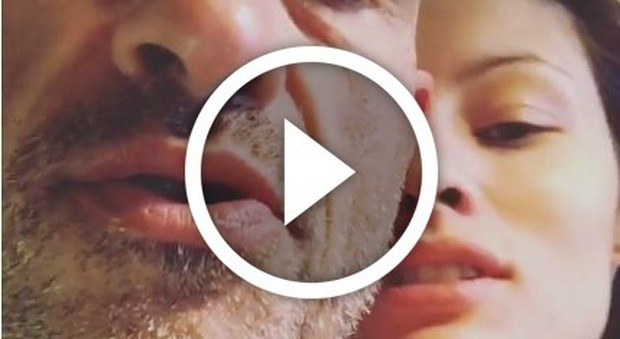 Eros Ramazzotti, su Instagram il video intimo in bagno con Marica