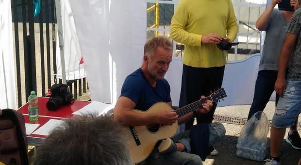 Sting canta per gli operai della Bekaert: concerto di solidarietà a sorpresa Video