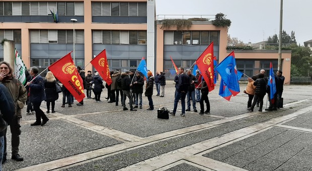 La protesta dei lavoratori della Lavinox di Villotta di Chions di fronte alla sede pordenonese di Unindustria
