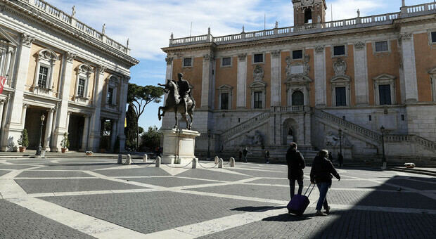 Roma, tutti in ufficio i dipendenti del Comune per premi e straordinari: «Norme violate»