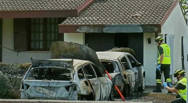 Attentato incendiario al capo ufficio tecnico del Comune: distrutte due auto, danneggiata la villa