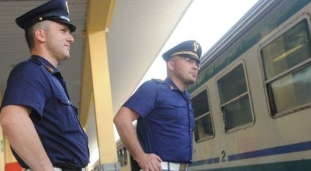 Roma Termini, estorsione a turiste da finti ferrovieri: «Venti euro o niente valige». Sei arresti