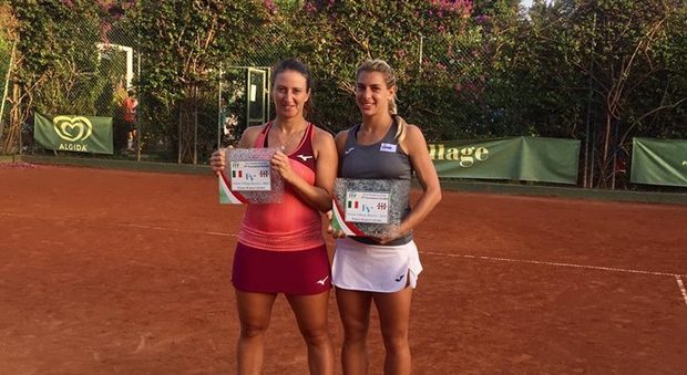 La tennista fondana Federica Di Sarra (sx) insieme alla milanese Martina Colmegna (dx)