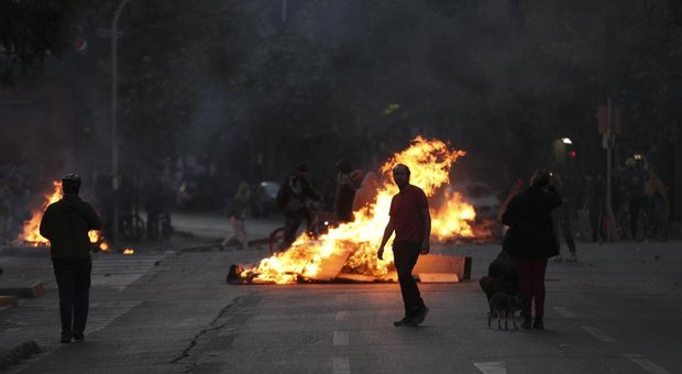 Cile, è caos: dieci morti, cinque carbonizzati nell'incendio di una fabbrica. Pinera: «Siamo in guerra»