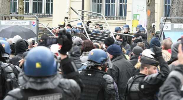 Gilet gialli in piazza nonostante il coronavirus: scontri a Parigi, 52 arresti VIDEO