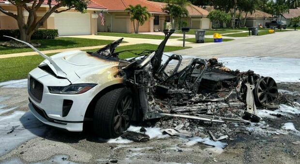 La Jaguar elettrica prende fuoco dopo la ricarica, ridotta in cenere in mezzo alla strada