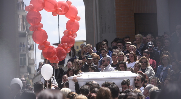 Casalnuovo. I funerali di Raffaella travolta dal treno a 20 anni: applausi e lacrime