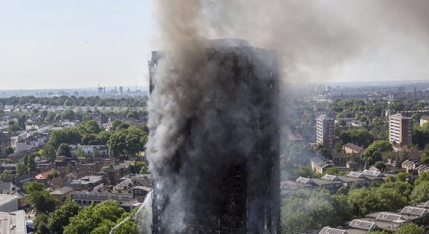 Grenfell Tower, 80 morti ma molti altri potrebbero aver trovato la fine in un unico appartamento ai piani alti