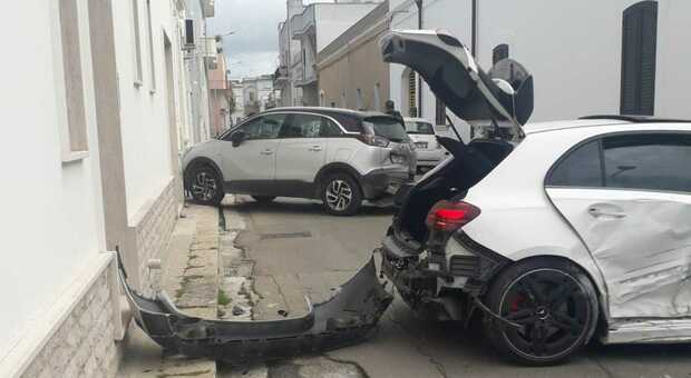 Incidente stradale nel Salento, scontro tra tre auto e un camion in pieno centro: mezzi distrutti
