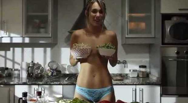 «Uomini, imparate a cucinare»: così la bionda chef si mette in topless per insegnare le sue ricette