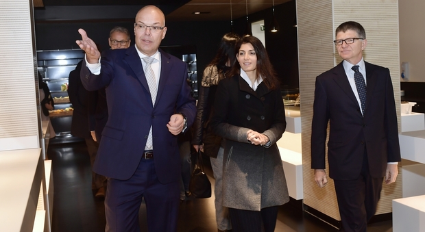 Da sinistra Marcel Guerry, Presidente Mercedes-Bernz Italia, la Sindaca di Roma, Virginia Raggi, il CFO di Mercedes-Benz Italia, Marco Reas
