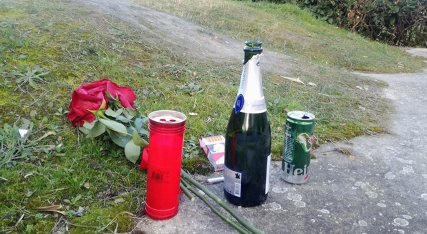 Fermo, fiori, bottiglie e candele: torna il rituale delle prostitute che chiedono protezione