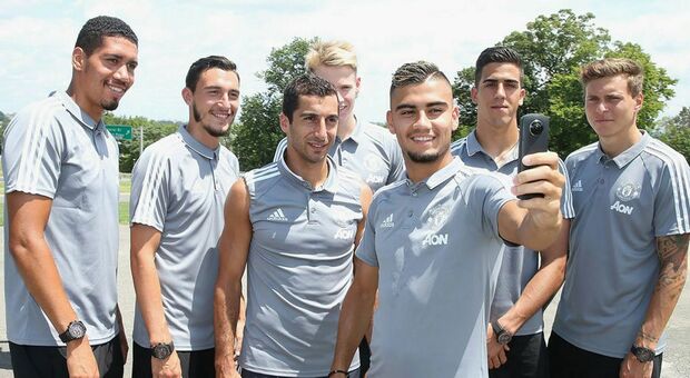 Pereira scatta un selfie con Mkhitaryan e Smalling, ai tempi del Manchester