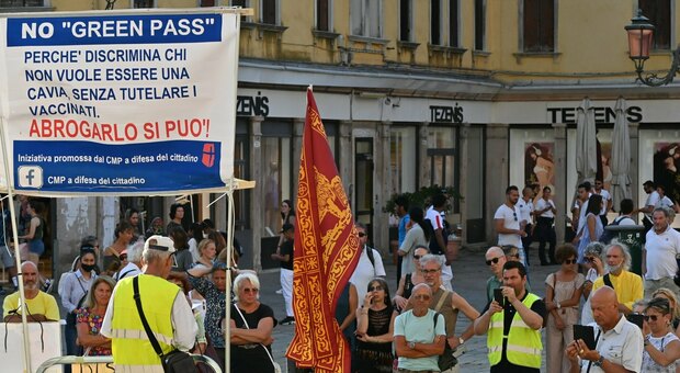 Protesta a Venezia in campo San Geremia sabato 21 agosto