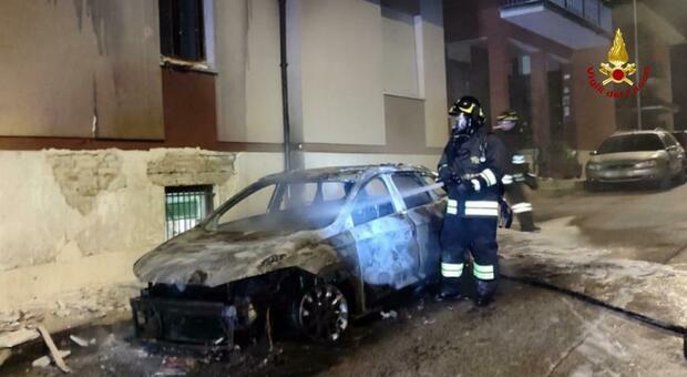 Sant'Elpidio a Mare, auto in sosta carbonizzata dall'incendio: danneggiata anche la casa vicina