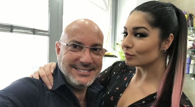 La curvy model Elisa D'Ospina e l'hair stylist Roberto Carminati