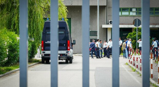 Violenze nel carcere di Santa Maria Capua Vetere, 108 tra agenti e funzionari verso il processo per abusi
