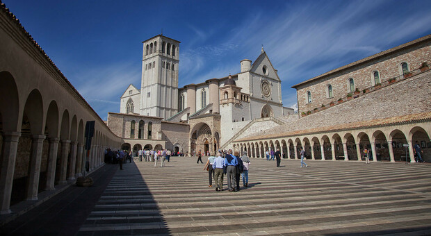 Turisti prima del Covid ad Assisi