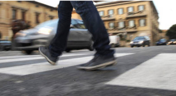 Truffa del falso incidente a Roma, si butta sotto l’auto e finge di essere investito. L’allarme social: «E’ un uomo in bicicletta e con occhiali da vista»