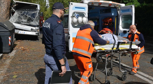 immagine Autobus si schianta contro un albero sulla via Cassia (foto Daniele Leone/Ag.Toiati)