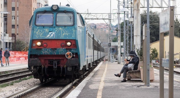 Perugia, si rompe l'acquedotto per frana si fermano anche i treni