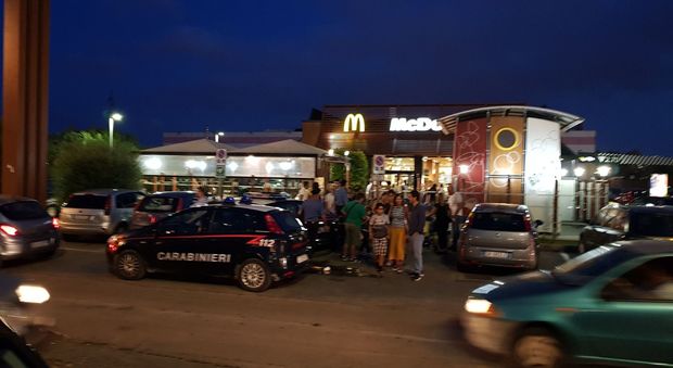 Il McDonald's di Surbo con i carabinieri sul posto