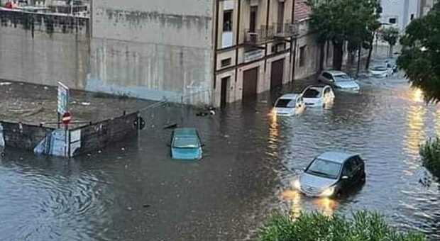 Maltempo, nubifragi e danni su tutta l'Italia, allerta rossa al Sud: Trapani sommersa dall'acqua. Caos in Basilicata