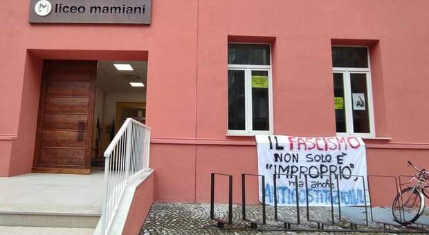 Pesaro, striscione antifascista: la Digos piomba al liceo Mamiani