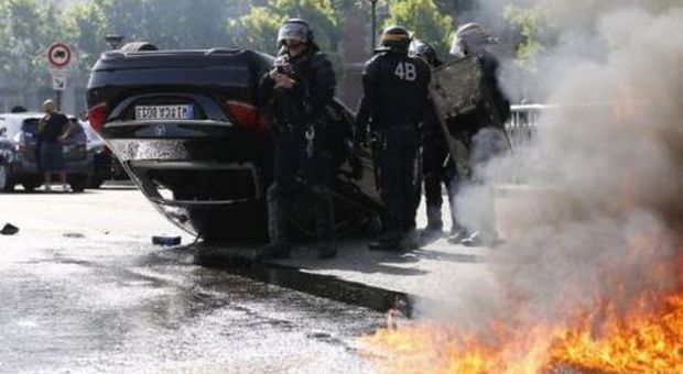 Francia, la rabbia dei tassisti contro Uber: città sotto assedio e guerriglia urbana