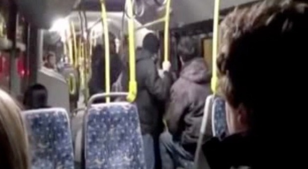 «Non bestemmiate sul bus», teppisti lo pestano a sangue | Video