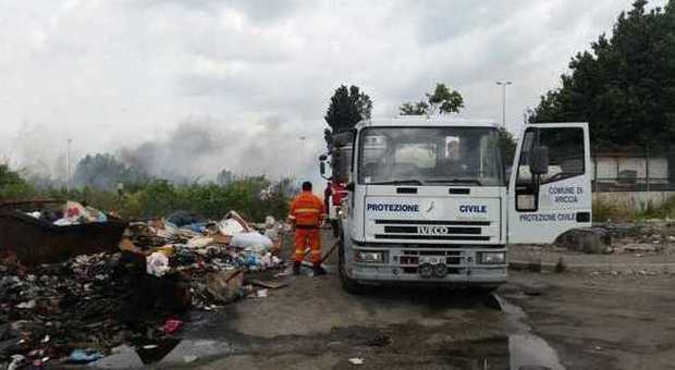Roma, grosso incendio al campo rom La Barbuta: a fuoco i rifiuti, problemi all'aeroporto di Ciampino