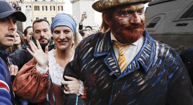 Laura Pausini e Biagio Antonacci, flash mob a sorpresa in piazza di Spagna
