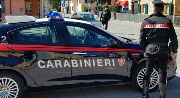 Spintona i carabinieri e tenta la fuga, pusher bloccato dopo inseguimento a Mugnano
