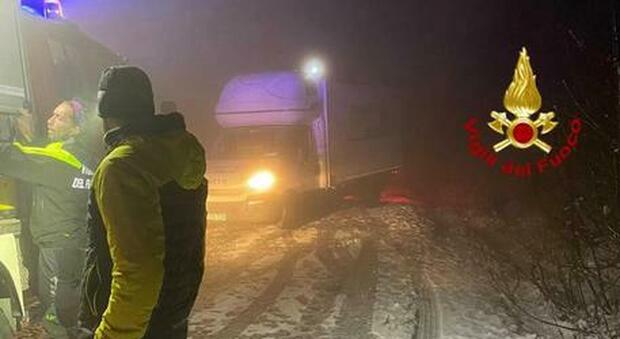 Medicine salvavita, furgone resta bloccato nella neve: «Seguivo il navigatore»