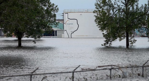 Uragano Harvey, allarme per una centrale chimica allagata a Houston: due esplosioni