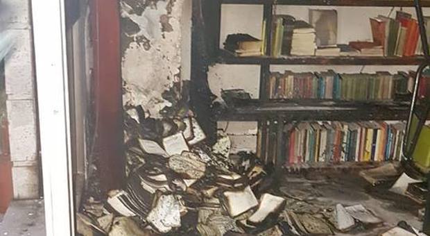 immagine Giallo a Centocelle, in fiamme la caffetteria antifascista 