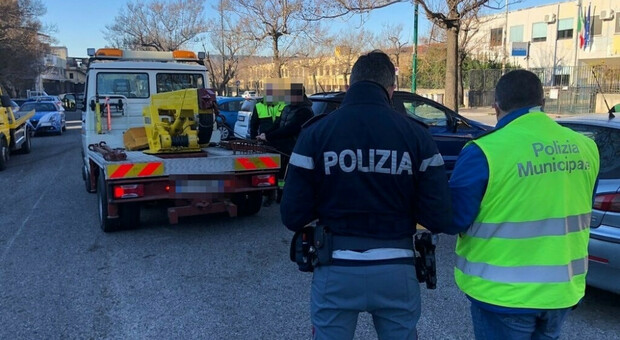 Napoli, 17 auto senza assicurazione sequestrate dalla polizia municipale