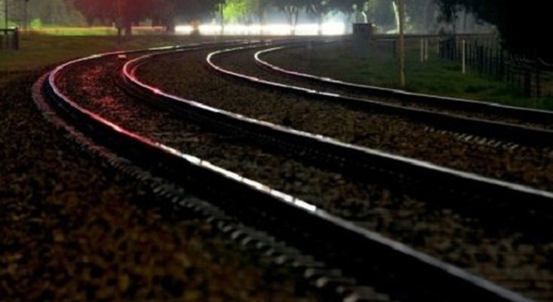 Cammina all'una di notte vicino ai binari: travolto e ucciso dal treno
