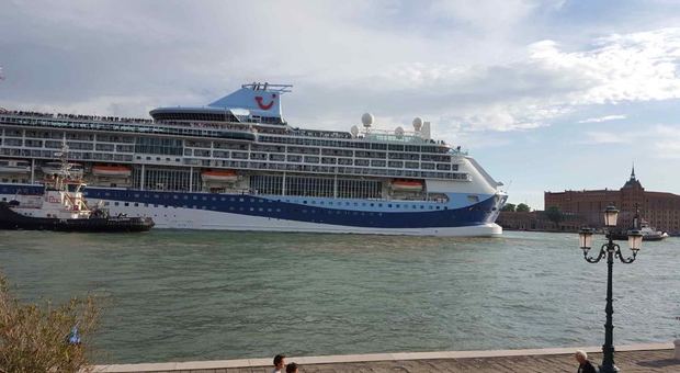 Paura a Venezia, nave da crociera da 40mila tonnellate in avaria nel canale della Giudecca