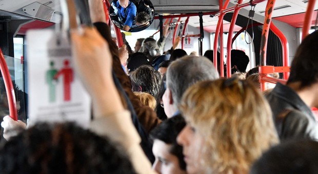 «Ho una bomba in borsa»: cingalese semina il panico su un autobus