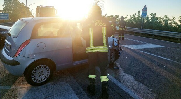 L'incidente fra viale Amendola e via Casalveghe, senza feriti gravi ma con pesanti ripercussioni sul traffico