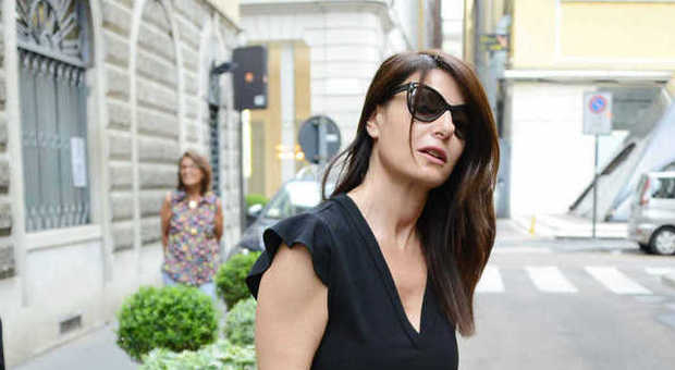 Ilaria D'Amico in total look nero: esce di casa e appare nervosa