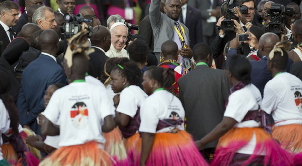 Il Papa in Kenya, canti e balli