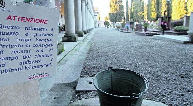 «Via Cappuccini, cimitero nel degrado». Blitz del Comune contro ladri e vandali