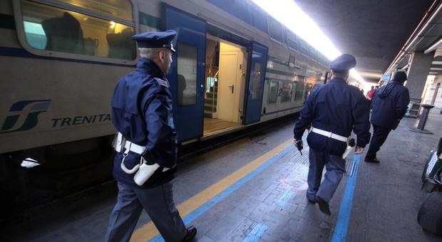 Napoli, tunisino picchia e rapina la moglie di soldi e cellulare alla Stazione centrale
