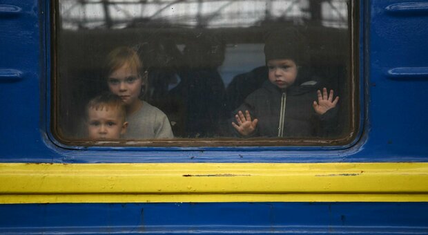 Ucraina-Russia, il direttore della Croce Rossa: «Profughi fuga a piedi nella neve con i bambini in braccio»