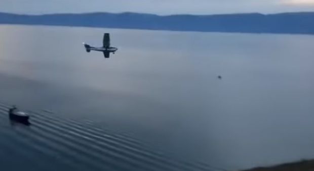 Aereo cade nelle acque del lago più profondo del mondo: salvi tutti i passeggeri