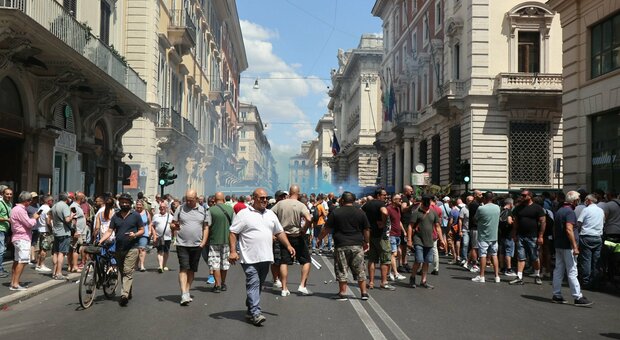 Taxi, le proteste selvagge: ultimo affronto a Roma