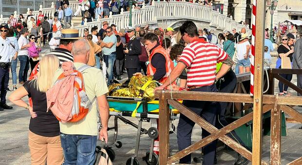 Turista scivola sui gradini al Molo di San Marco e cade in acqua: è la terza in 10 giorni